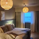 Отель Doonmore Hotel, Bar & Restaurant